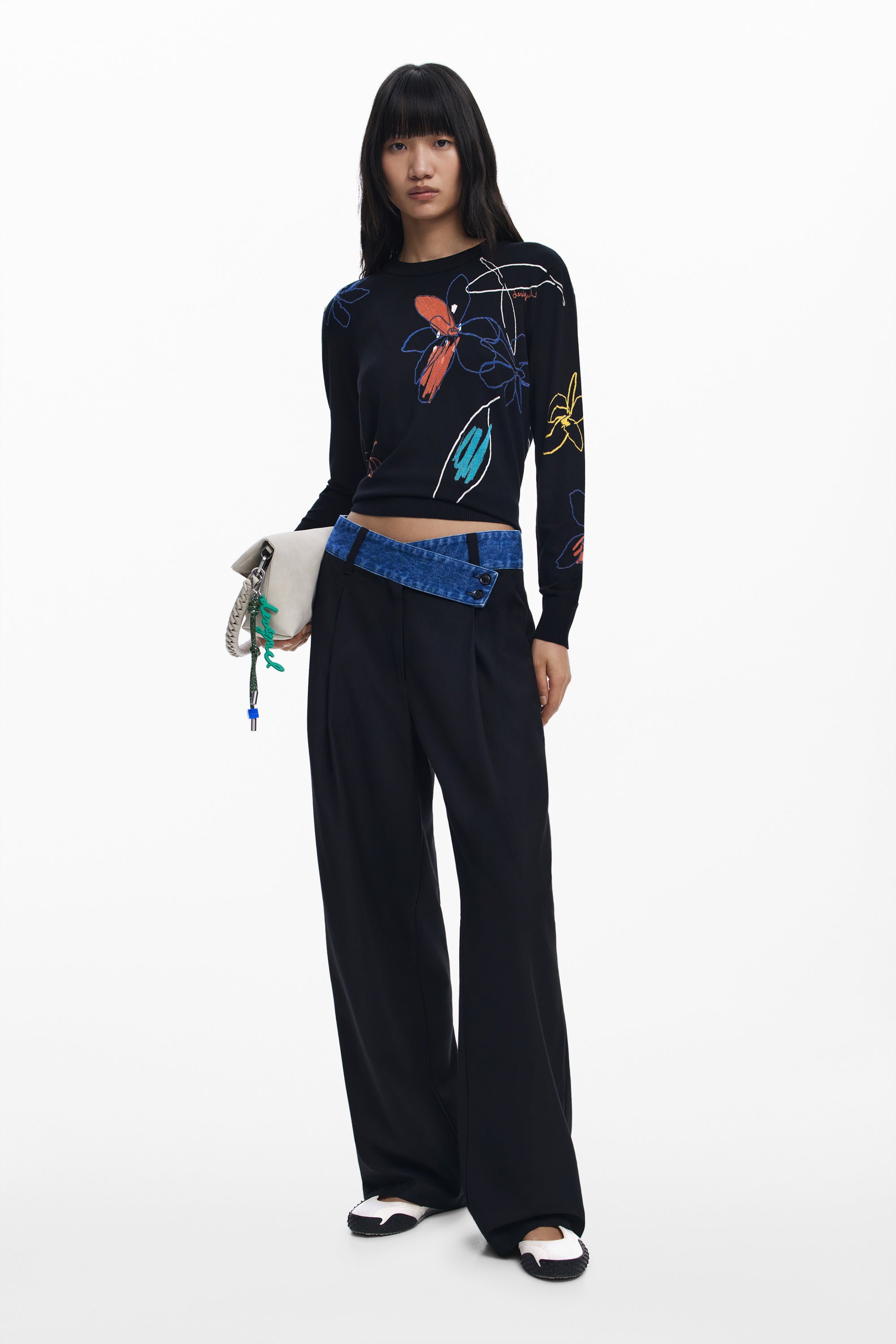 Fine sweater with floral strokes