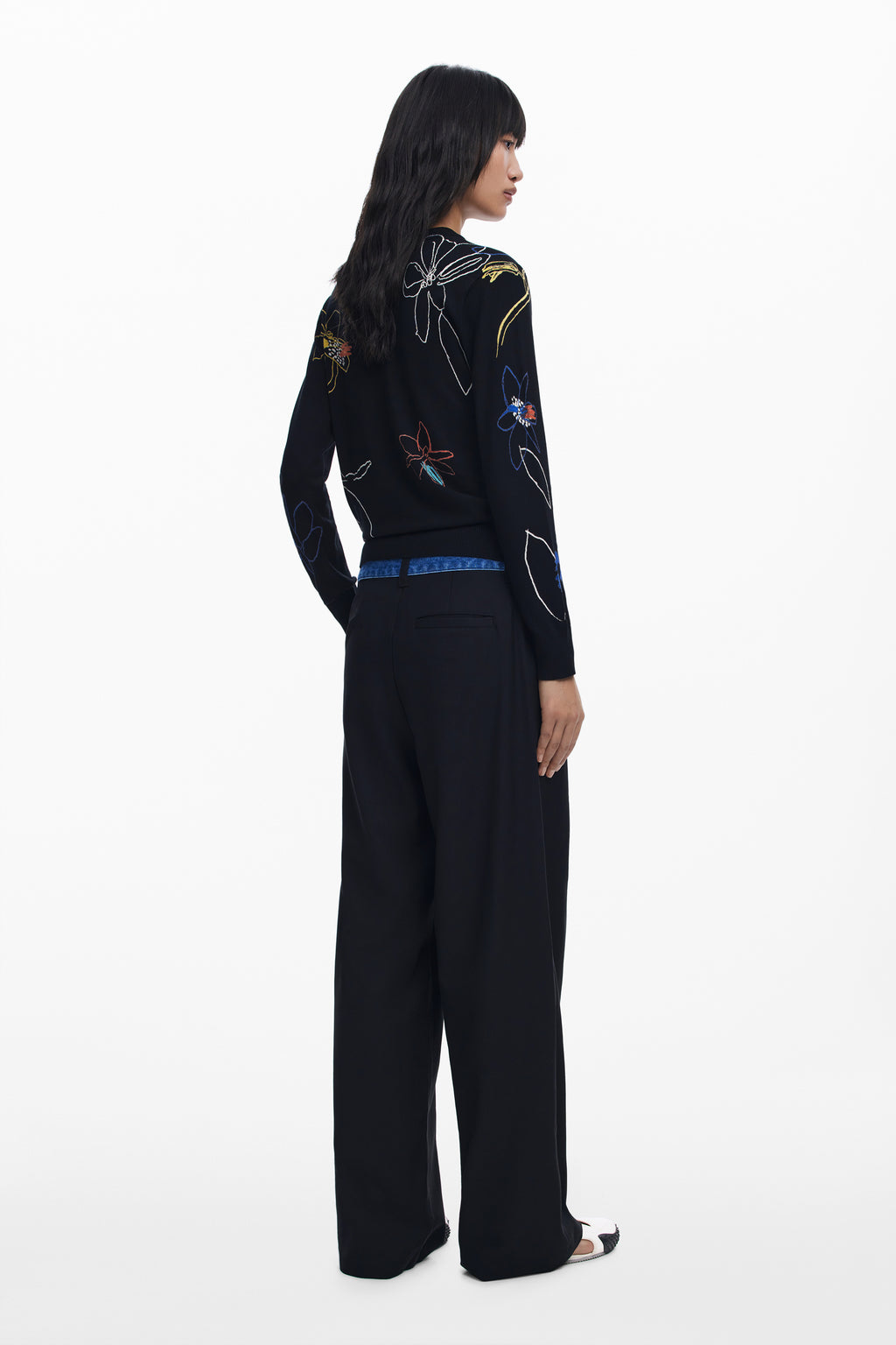 Fine sweater with floral strokes